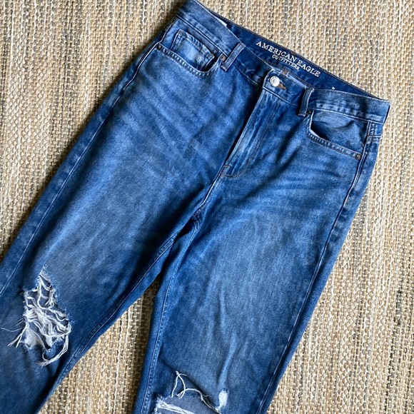 American Eagle high-rise distressed mom jeans size 8 - Picture 2 of 5